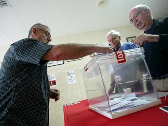 Un veí de Mataró votant diumenge a la mesa de la Riera de Mataró./  QUIM PUIG