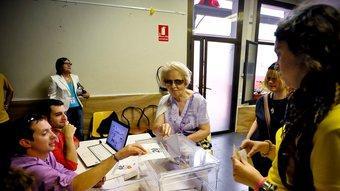 Veïns de Sant Feliu de Llobregat votant en la consulta sobre la independència. ACN