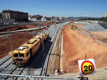 Un tren que anivella la via PASSA PEL COSTAT DELS TERRENYS ON ES CONSTRUIRÀ L'ESTACIÓ DE SAGRERA ORIOL DURAN