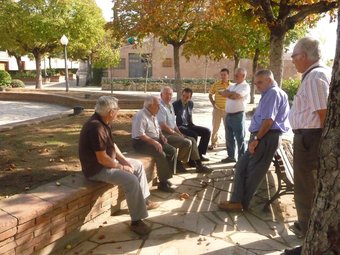 Una imatge d'arxiu d'un grup d'avis conversant en una plaça pública. M.C