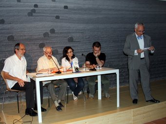 Un moment de la presentació del llibre, divendres passat al Museu de la Vida Rural de l'Espluga amb la presència de l'autor, Josep Vallverdú (a l'esquerra). EL PUNT