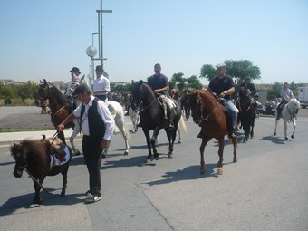 Un centenar de genets amb cavalls i una trentena de carruatges van recórrer ahir els carrers de la Canonja.