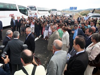 Navarro saluda Montilla i Blanco a l'arribada a la B-40 envoltats de fotògrafs i autoritats.  ORIOL DURAN