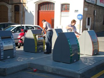 Illa de contenidors soterrats a l'Ametlla de Mar.  EL PUNT