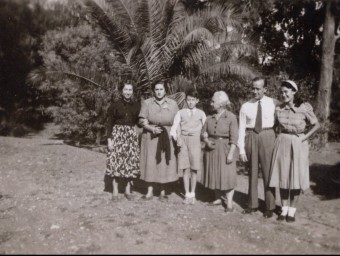 L'arquitecte amb la seua família als jardins del xalet del camí de Torrent. CEDIDA