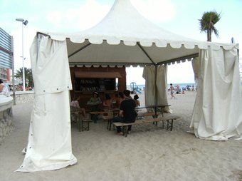 Instal·lació de la biblioteca de platja a l'Arenal-Bol. /  CEDIDA