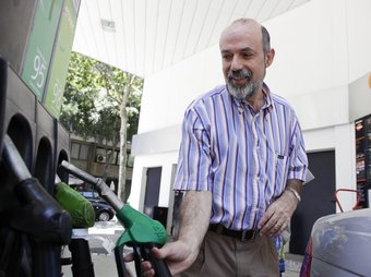 Un client, Joan Lima, paga el nou preu de la gasolina en una estació de servei de Barcelona