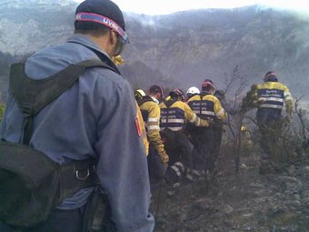 Un grup de bombers durant les tasques d'extinció de l'incendi d'Hrota de Sant Joan, l'any passat. BOMBERS