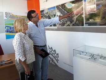 Residents i visitants s'informen de les obres futures del terme municipal. /  NATXO FRANCÉS