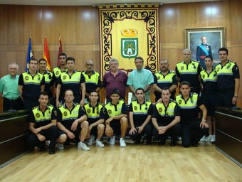 Els nous policies interins al saló de sessions de l'Ajuntament amb l'alcalde. /  CEDIDA