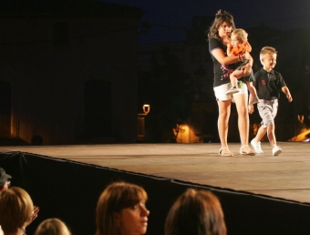 Un nens desfilen en la passada edició de la passarel·la de moda de la temporada primavera- estiu.  M. MARTÍNEZ