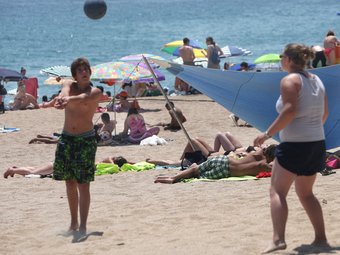La calor dels últims dies i l'inici de vacances ha emplenat les platges gironines, com aquesta de Platja d'Aro.  LLUÍS SERRAT