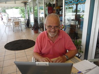 Antoni Canicio treballant amb el seu ordinador R.ROYO