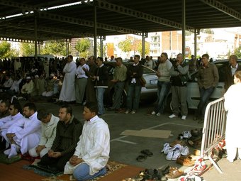 Musulmans durant una festa de celebració del ramadà a Lleida.  LAURA CORTÉS / ACN