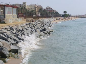 En primer terme, la platja que rebrà sorra i, al fons, la platja de l'Os, que es quedarà com està, a Premià de Mar.  G.A