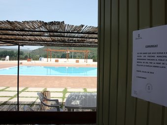 Un comunicat penjat a la porta de la piscina anunciava ahir que la instal·lació restaria tancada en senyal de dol.  ACN