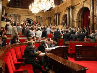 Els diputats van ovacionar els membres de la plataforma i els alcaldes del territori. ACN/ PERE FRANCESCH