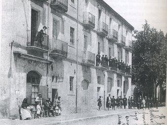 L'edifici de la Unió Jonquerenca, al carrer Major de la Jonquera,  a principis de segle passat. EL PUNT