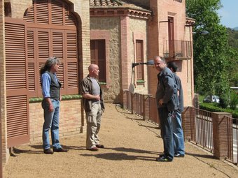 Els tres artistes, a una de les terrasses on tindran lloc alguns dels actes paral·lels a la mostra de l'Asil Gomis. E. TUBERT