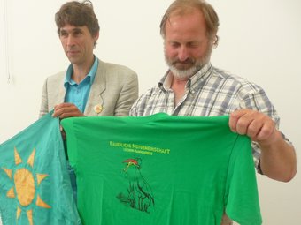 Zachow amb la camiseta de la cigonya radioactiva i Danot amb la de la República Lliure de Wendland, fundada simbòlicament per mostrar el rebuig a l'Estat. R.ROYO