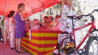 A Puigcerdà, van sortejar una bicicleta de muntanya i una panera entre els votants. J.C