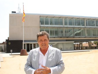 L'alcalde Joan Baliarda davant del nou edifici municipal de La Fàbrica g.a.