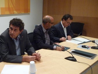 El conseller Francesc Baltasar i el alcaldes de Batea i la Sénia van signar ahir el conveni, en un acte de presentació a Tortosa. G.M