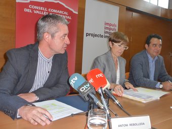 Antoni Rebolleda, Mar Serna i Manuel Bustos, presentant les dades M.C.B
