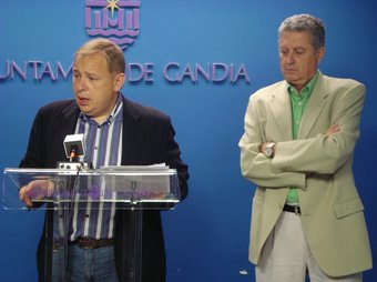L'alcalde de Gandia i el regidor Mut en conferència de premsa. ARXIU