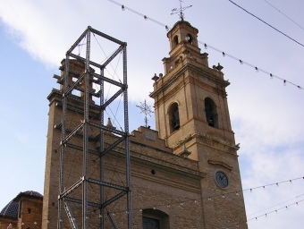 Bastida la façana de l'església de Silla. ARXIU