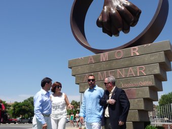 Lorenzo Quinn, amb ulleres de sol, amb l'alcalde d'Almenar. Són davant de l'obra que l'escultor ha cedit al poble. D.M