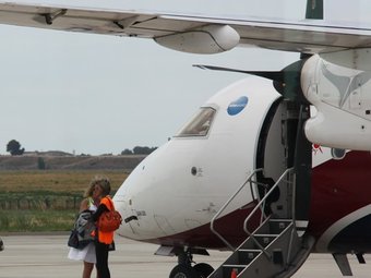 El primer vol que arriba a l'aeroport  lleidatà provinent d'Eivissa. ACN