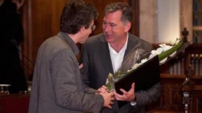 El poeta valencià Lluís Roda rebent el premi Jocs Florals 2010. PEP HERRERO