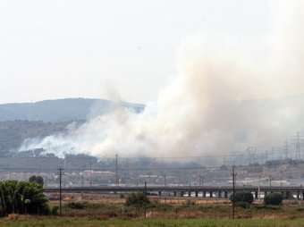 Una imatge de l'incendi forestal que crema a Viladecans ORIOL DURAN