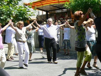 Una ballada de sardanes durant el Roser de l'Albera 2009.