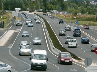 Imatge del trànsit a la carretera de Roses ahir a la tarda, en l'inici de l'operació sortida. MIQUEL RUÍZ
