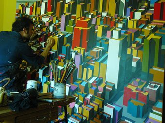 El pintor Miguel Ángel Iglesias finalitzant un dels seus últims quadres al seu estudi ARXIU