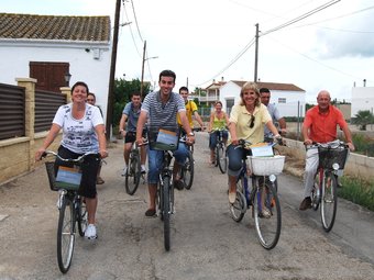 Els membres de CiU amb els regidors del grup municipal al capdavant de la comitiva de bicicletes. EL PUNT