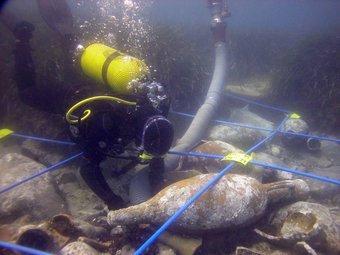 Un arqueòleg subaquàtic, treballant al derelicte de Begur ACN