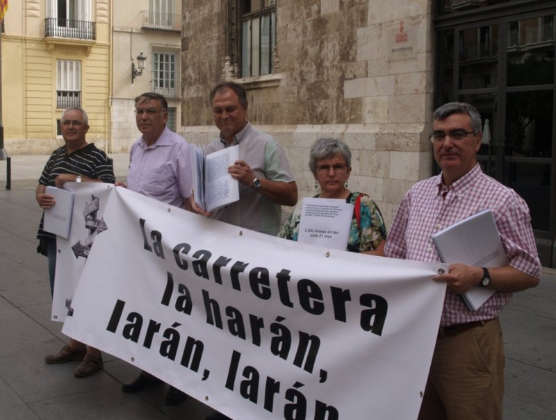 Acte d'entrega de les signatures a la Generalitat per part dels representants de les associacions convocants. ESCORCOLL