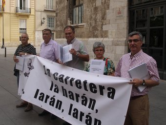 Els representants ciutadans i els alcaldes, presenten les signatures. ESCOCOLL
