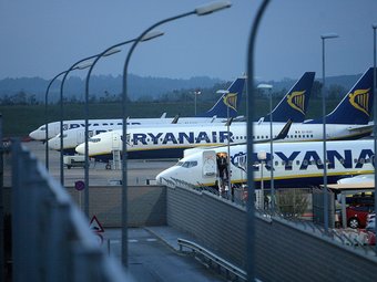 Avions de Ryanair, estacionats a l'aeroport de Girona. MANEL LLADÓ