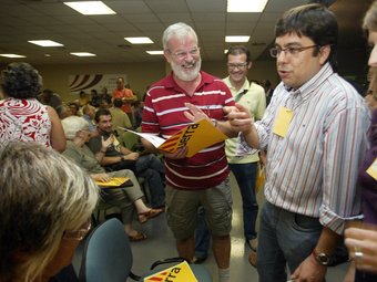 Pereira , expresident d'ERC al Camp, exreagrupat i ara de Solidaritat –el segon per la dreta al costat de Sandra Lomas, que es manté a Reagrupament–. J.F