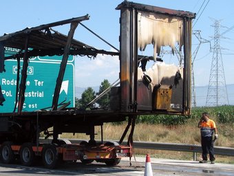 Estat en què va quedar la caixa del camió en l'accident que va tenir lloc ahir a Folgueroles, a Osona ACN