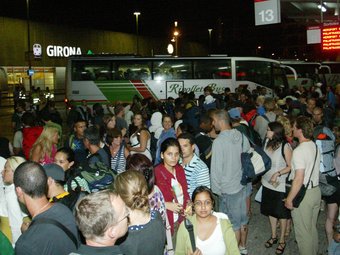 Passatgers, ahir a la nit a l'estació de Girona, intentant pujar als autocars llogats per Renfe per anar fins a Barcelona MIQUEL RUIZ