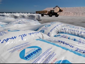La recollida de la sal es duu a terme durant el mes d'agost. EL PUNT AVUI