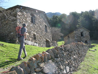 El Cortal de Cal Ferrer, amb la construcció que els pagesos feien servir per aixoplugar-se, a la dreta.  M.À.M