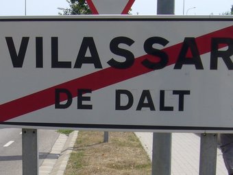 Al cartell a l'entrada del municipi hi continua dient Vilassar de DAlt. G.A