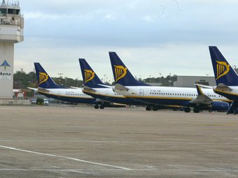 Flota d'avions de Ryanair a l'aeroport Girona-Costa Brava , situat al municipi de Vilobí d'Onyar. Actualment és la base principal a Catalunya de la companyia irlandesa de baix cost MIQUEL RUIZ