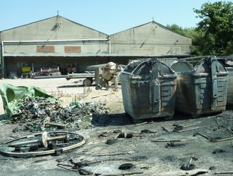 Una part dels contenidors cremats que ahir a la tarda encara estaven al magatzem M.A.L